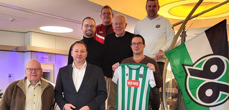 Volksbank in Schaumburg und Nienburg unterstützt erneut die 96-Fußballschule beim VfR Evesen