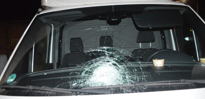 Bückeburg: Mehrere Male Gegenstände von Brücken auf Fahrzeuge geworfen