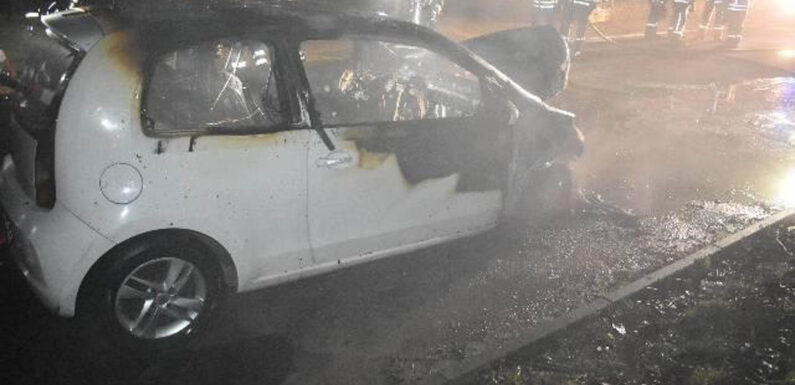 Feuerwehr löscht brennenden Seat in Meerbeck