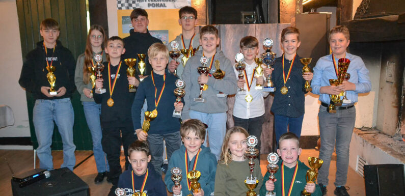 137 Pokale wechselten den Besitzer: Siegerehrung in zwei Meisterschaftsserien