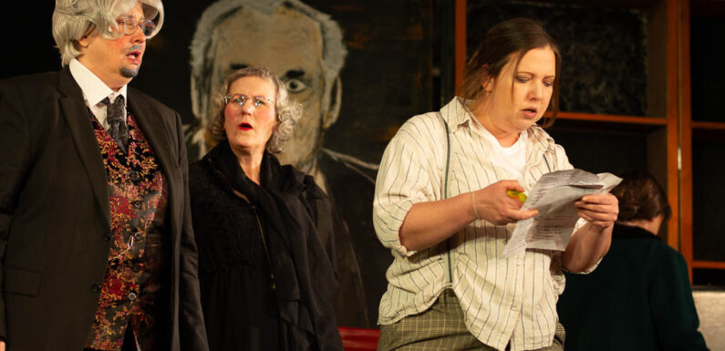 „Schau nicht unters Rosenbeet“: Schaumburger Bühne mit neuem Stück auf Tour durch die Region