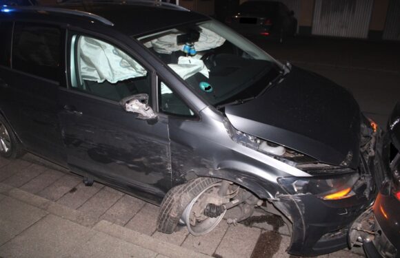 Mehrere Autos demoliert: Betrunkene VW-Fahrerin richtet in Minden großen Schaden an