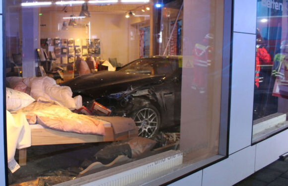 Minden: BMW-Fahrer verliert die Kontrolle und kracht in Bettengeschäft