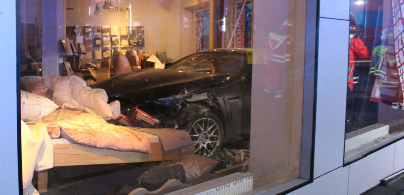 Minden: BMW-Fahrer verliert die Kontrolle und kracht in Bettengeschäft