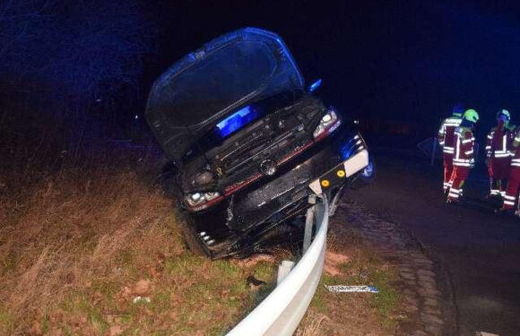 VW-Fahrer kommt in Rodenberg von der Straße ab und landet auf der Leitplanke