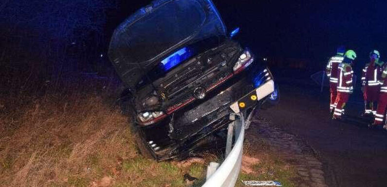 VW-Fahrer kommt in Rodenberg von der Straße ab und landet auf der Leitplanke
