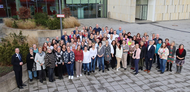 Ehrungen für viele Dienstjahre: Jubilare und Rentner feiern am Schaumburger Klinikum