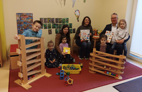 Neues Spielzeug und Bilderbücher für die Kita Waldwichtel dank 1.000 Euro aus VR-Gewinnsparen der Volksbank