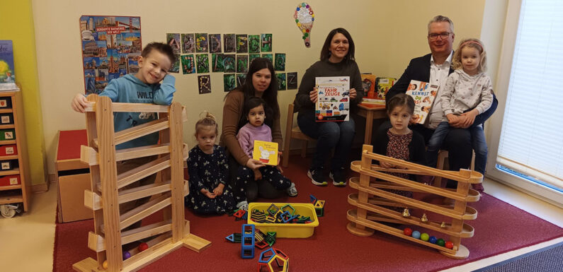Neues Spielzeug und Bilderbücher für die Kita Waldwichtel dank 1.000 Euro aus VR-Gewinnsparen der Volksbank