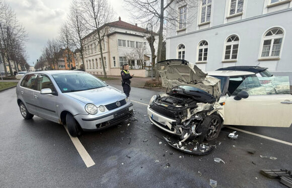 Verkehrsunfall in Bückeburg: Abbiegender Mini kracht gegen VW