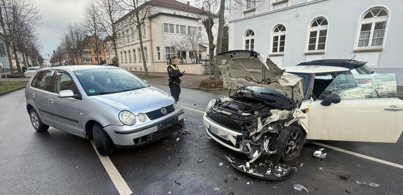 Verkehrsunfall in Bückeburg: Abbiegender Mini kracht gegen VW
