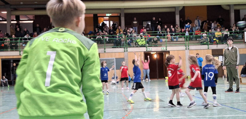„Acht zu sieben oder acht zu acht?“ Handball-Minis des TVE Röcke beim Spielfest in der Kreissporthalle Bückeburg