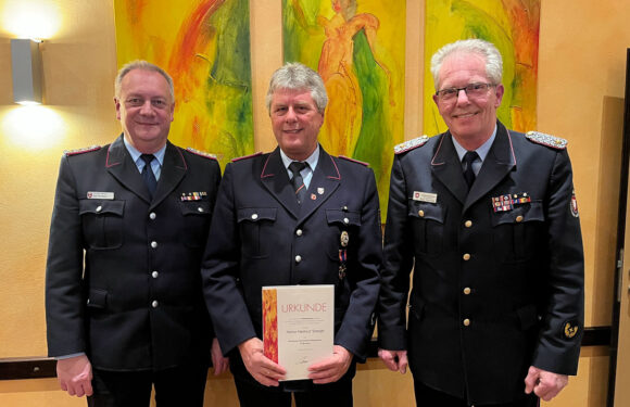 Feuerwehr Auhagen-Düdinghausen: Feuerwehr-Ehrenkreuz in Bronze für Heinz-Helmut Steege