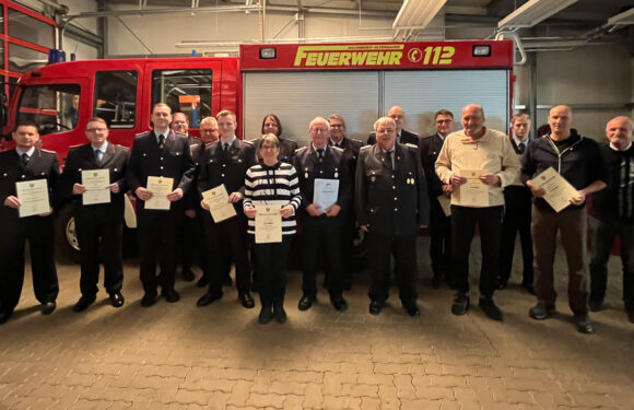 Feuerwehr Hagenburg-Altenhagen: Christian Röhl zum Ehrenortsbrandmeister ernannt
