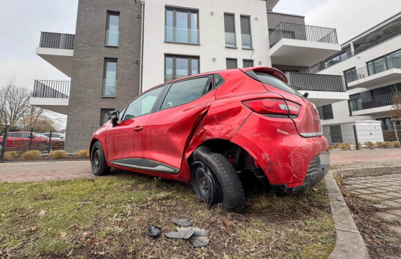 Parkende Autos gerammt und geflüchtet: Hoher Schaden bei Unfall in Bückeburg