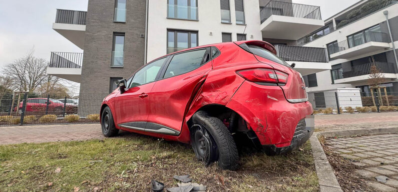 Parkende Autos gerammt und geflüchtet: Hoher Schaden bei Unfall in Bückeburg