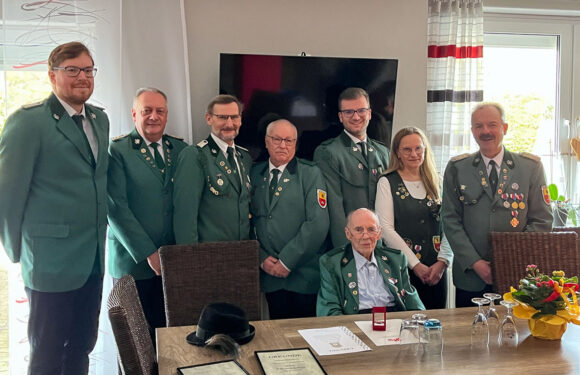 Wilhelm Bohnhorst für 75-jährige Mitgliedschaft in Feuerwehr und Schützenverein geehrt