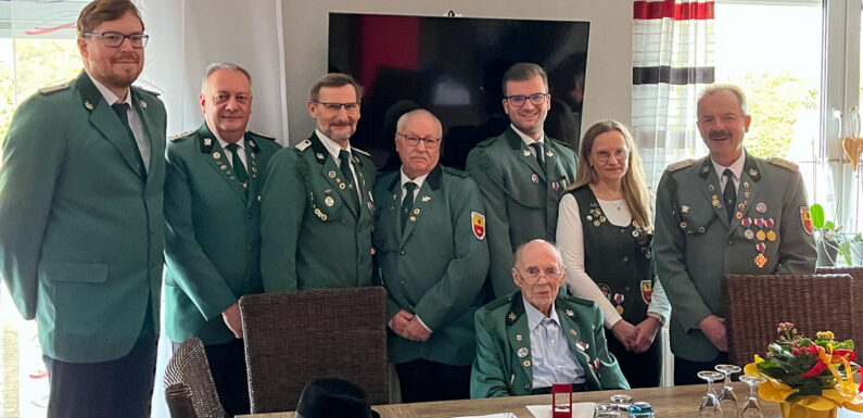 Wilhelm Bohnhorst für 75-jährige Mitgliedschaft in Feuerwehr und Schützenverein geehrt