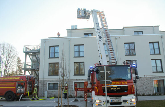 Meerbeck: Feuerwehr, Rettungsdienst und DRK üben Zusammenarbeit an der Erlen-Residenz