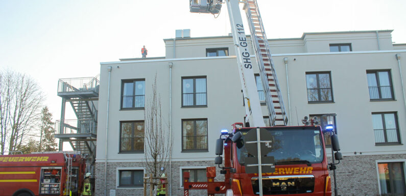 Meerbeck: Feuerwehr, Rettungsdienst und DRK üben Zusammenarbeit an der Erlen-Residenz