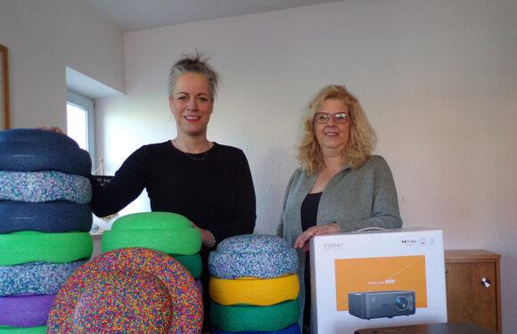 VR-Gewinnsparen ermöglicht neue Stapelsteine und Beamer für die Kita Hespe