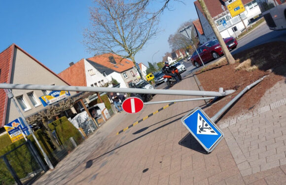 Von der Sonne in Bad Nenndorf geblendet: Autofahrer fährt gegen Schilder und Laterne