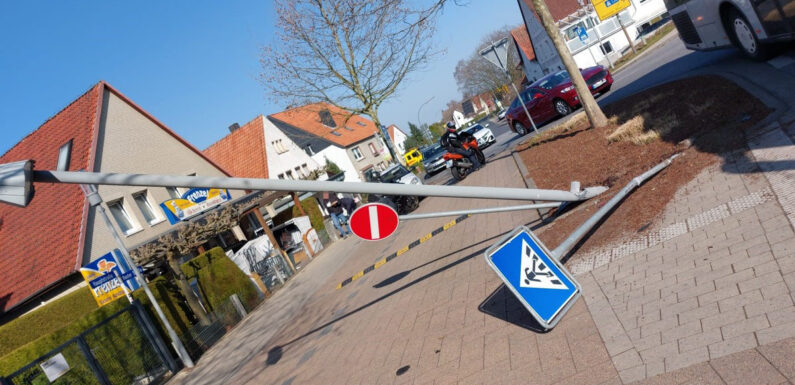 Von der Sonne in Bad Nenndorf geblendet: Autofahrer fährt gegen Schilder und Laterne