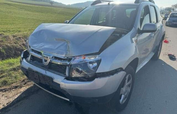 Auffahrunfall im Auetal: Zwei Verletzte, zwei demolierte Autos