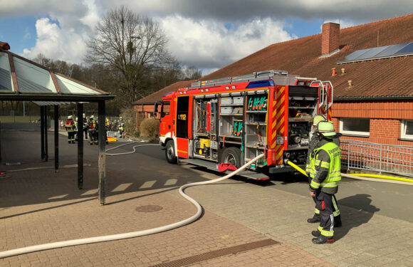Evakuierungsübung der Feuerwehr an der Grundschule Heeßen