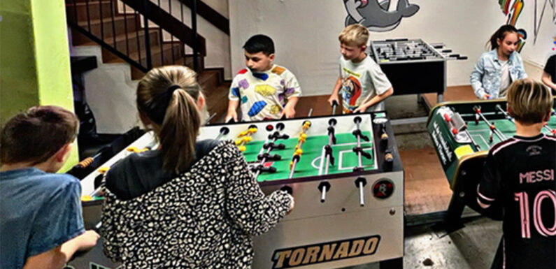 Spaß, Fairplay und Teamgeist: Tischfußball begeistert Kinder bei den Osterhits für Kids