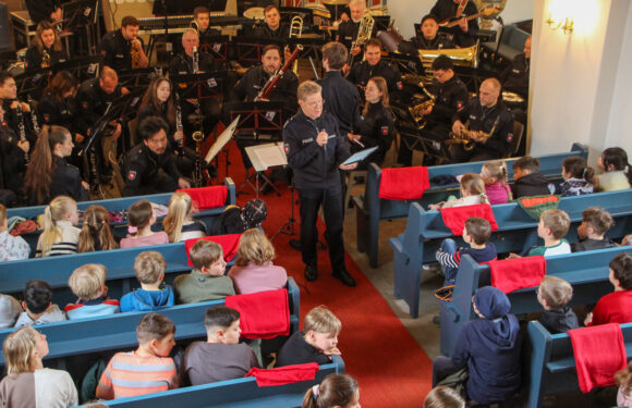 Niedersächsisches Polizeiorchester und Bückeburger Schutzbeamte klären Grundschüler über Mobbing auf