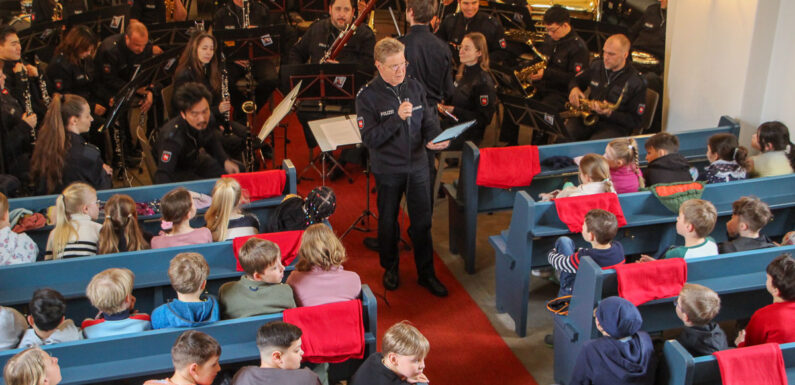 Niedersächsisches Polizeiorchester und Bückeburger Schutzbeamte klären Grundschüler über Mobbing auf