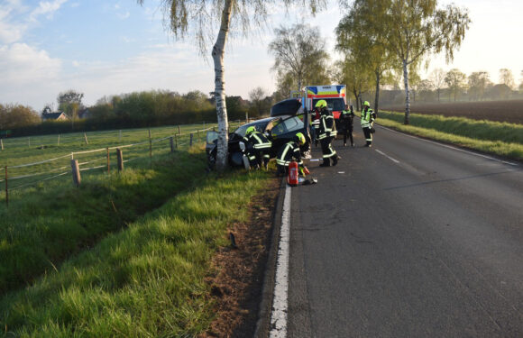 Lebensgefährlich verletzt: Autofahrer (22) prallt zwischen Südhorsten und Gelldorf gegen einen Baum