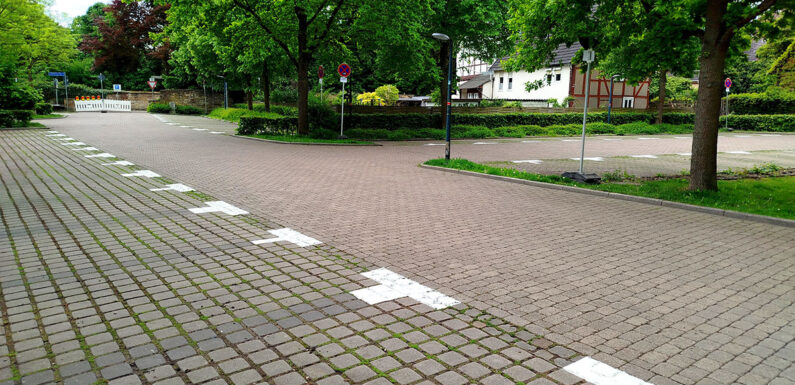 Frische Farbe am Schlossbach-Parkplatz in Bückeburg