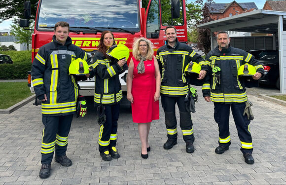 Neue Helmlampen für die Feuerwehr Kirchhorsten dank VR-Gewinnsparen der Volksbank