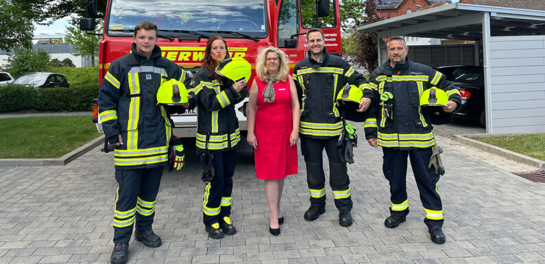 Neue Helmlampen für die Feuerwehr Kirchhorsten dank VR-Gewinnsparen der Volksbank