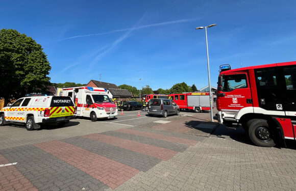Hagenburg: Verkehrsunfall auf Parkplatz, Feuerwehr betreut eingeschlossene Person