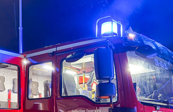 Lebensretter in Lindhorst: Feuerwehr rettet Frau (87) an Weihnachten aus brennender Wohnung