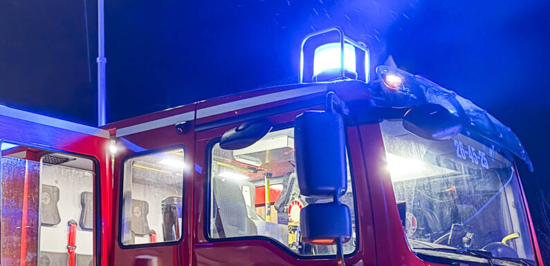 Lebensretter in Lindhorst: Feuerwehr rettet Frau (87) an Weihnachten aus brennender Wohnung