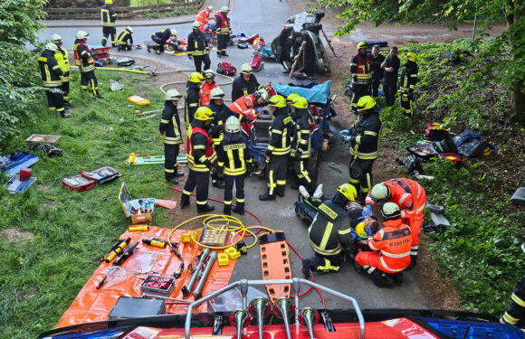 Schwerer Verkehrsunfall mit eingeklemmten Personen: Feuerwehren und Rettungsdienste üben in Hagenburg