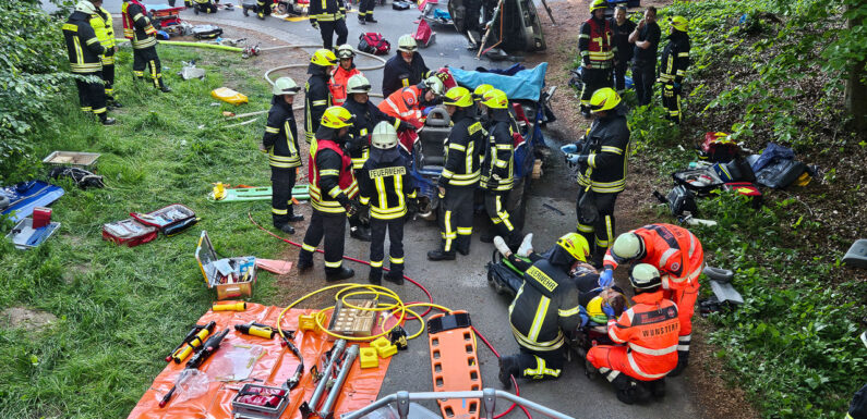 Schwerer Verkehrsunfall mit eingeklemmten Personen: Feuerwehren und Rettungsdienste üben in Hagenburg