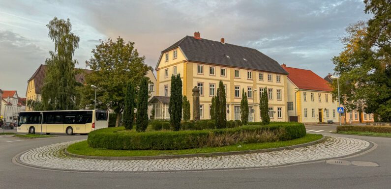 Wasserrohrbruch: Sperrung und Umleitung am Kreisverkehr an der Schulstraße