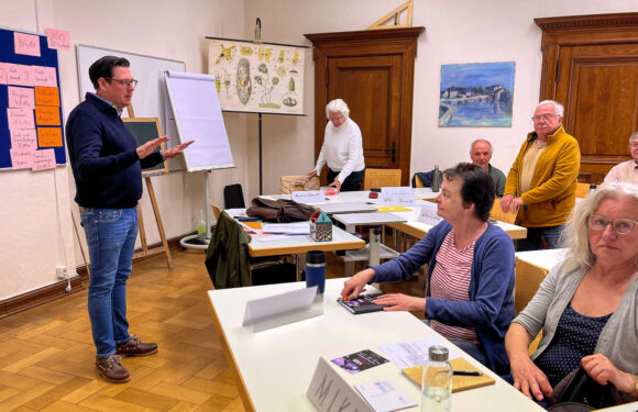 VHS Schaumburg: Wenn Senioren wieder die Schulbank drücken