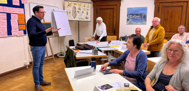 VHS Schaumburg: Wenn Senioren wieder die Schulbank drücken