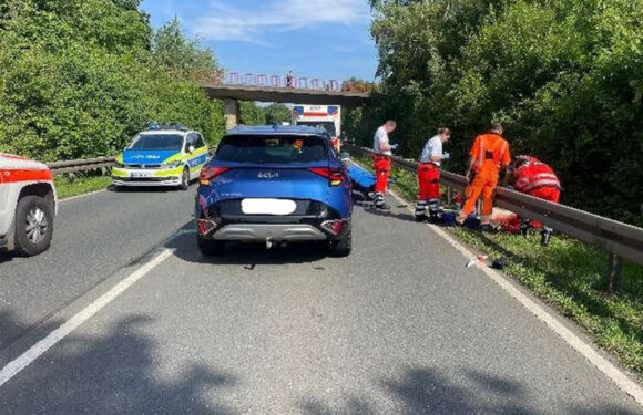 Mitarbeiter der Straßenmeisterei auf Bundesstraße 83 bei Bückeburg angefahren