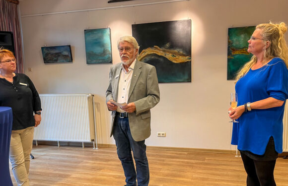 Ohne Titel, aber mit viel Raum für Interpretationen: Nicola Deters zeigt Mixed-Media-Kunst in der Begegnungsstätte