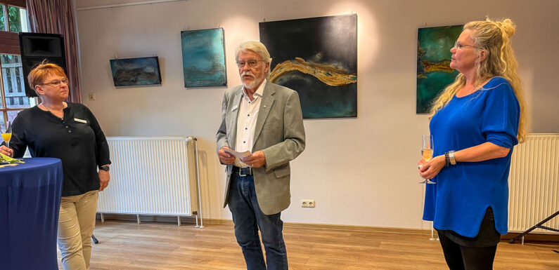 Ohne Titel, aber mit viel Raum für Interpretationen: Nicola Deters zeigt Mixed-Media-Kunst in der Begegnungsstätte