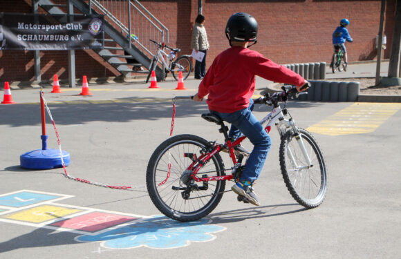 Großes Fahrrad-Sicherheitstraining an Bückeburger Schulen: Motorclub Schaumburg kooperiert mit dem ADAC