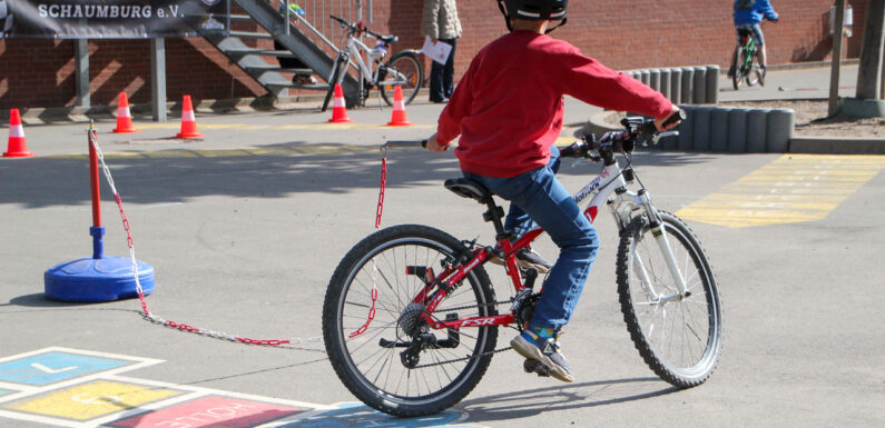 Großes Fahrrad-Sicherheitstraining an Bückeburger Schulen: Motorclub Schaumburg kooperiert mit dem ADAC