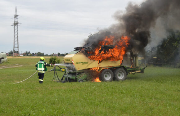Tallensen: Rundballenpresse in Flammen aufgegangen